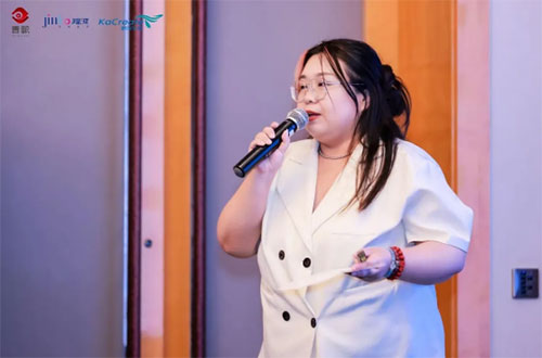 青眼情報(bào)總監(jiān)丁嵐